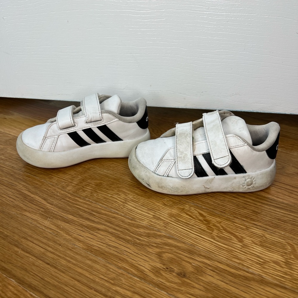 Adidas Kids Velcro Sneakers Size 8K | Play Shoes / Daycare Pair - Picture 3 of 7